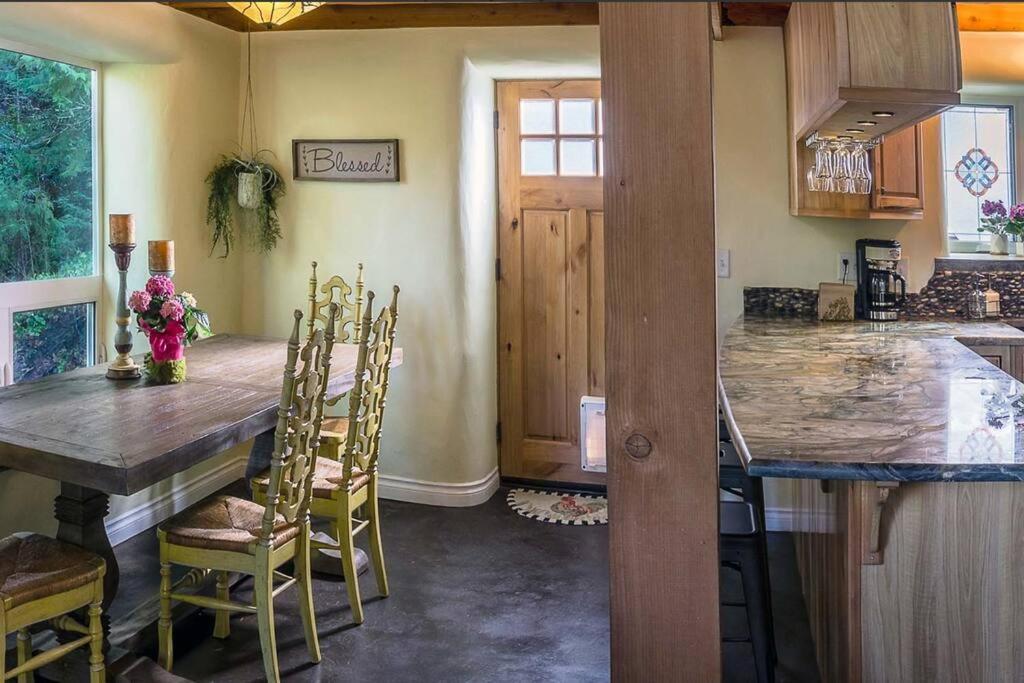 European Style Straw Bale Retreat Villa Ashland Exterior photo